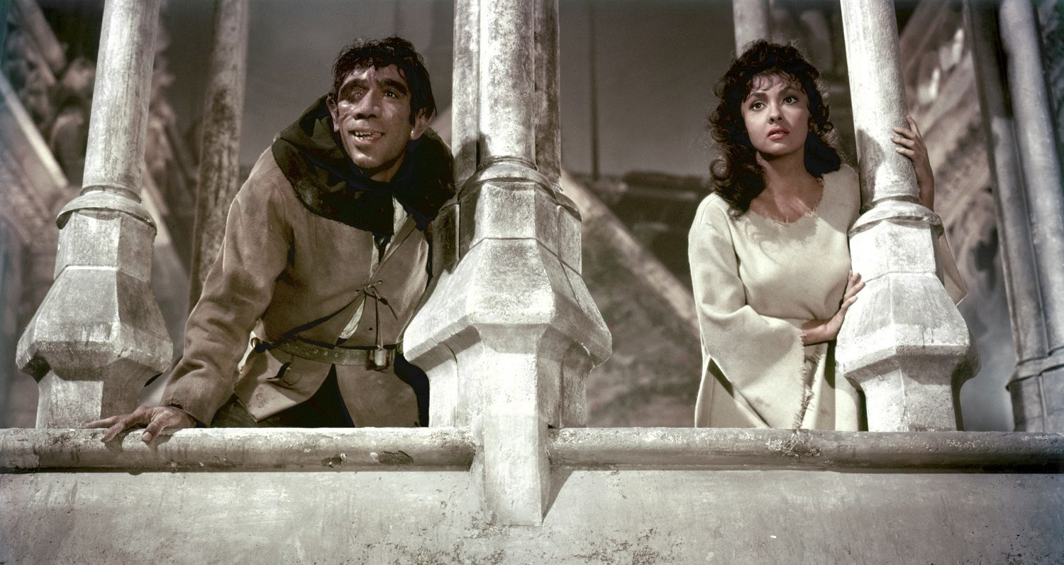 Notre-Dame de Paris, Jean Delannoy, 1956. Anthony Quinn (Quasimodo) et Gina Lollobrigida (Esmeralda). © Panitalia Paris Film Productions - Collection Christophel via AFP.