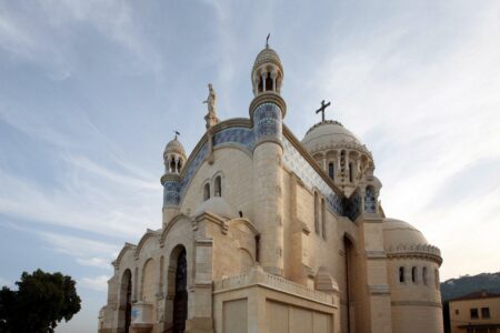 Photo : Alger-Notre-Dame-D'Afrique.jpg: Ludovic Courtèsderivative work: Rabanus Flavus, CC BY-SA 3.0, via Wikimedia Commons